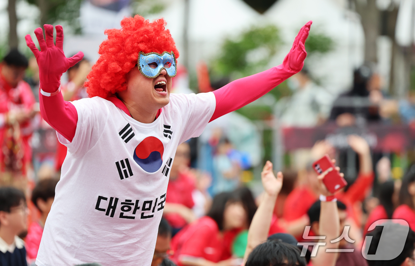 (서울=뉴스1) 오대일 기자 = 축구 국가대표팀 공식 서포터즈 붉은악마와 시민들이 25일 서울 종로구 광화문광장에서 열린 2026 국제축구연맹(FIFA) 북중미월드컵 A조 조별리그 …