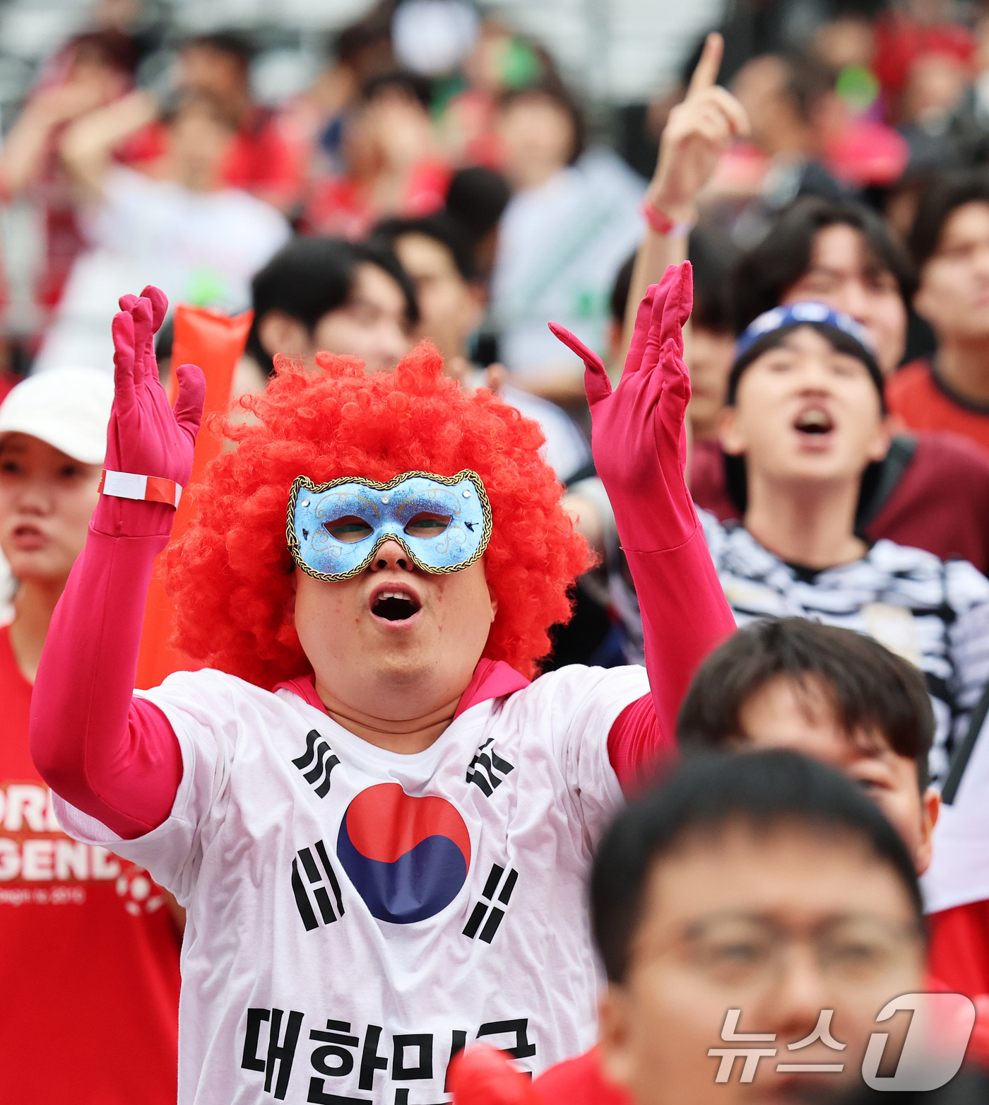 (서울=뉴스1) 오대일 기자 = 축구 국가대표팀 공식 서포터즈 붉은악마와 시민들이 25일 서울 종로구 광화문광장에서 열린 2026 국제축구연맹(FIFA) 북중미월드컵 A조 조별리그 …