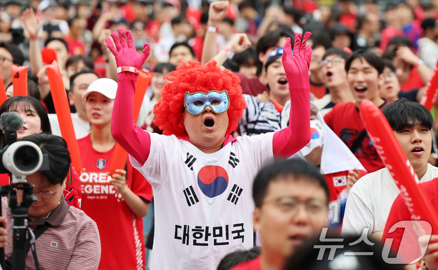 (서울=뉴스1) 오대일 기자 = 축구 국가대표팀 공식 서포터즈 붉은악마와 시민들이 25일 서울 종로구 광화문광장에서 열린 2026 국제축구연맹(FIFA) 북중미월드컵 A조 조별리그 …