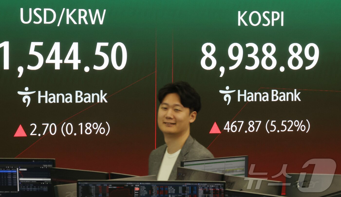 본문 이미지 - 25일 서울 중구 하나은행 본점 딜링룸 전광판에 개장 시황이 나오고 있다. 2026.6.25 ⓒ 뉴스1 김진환 기자