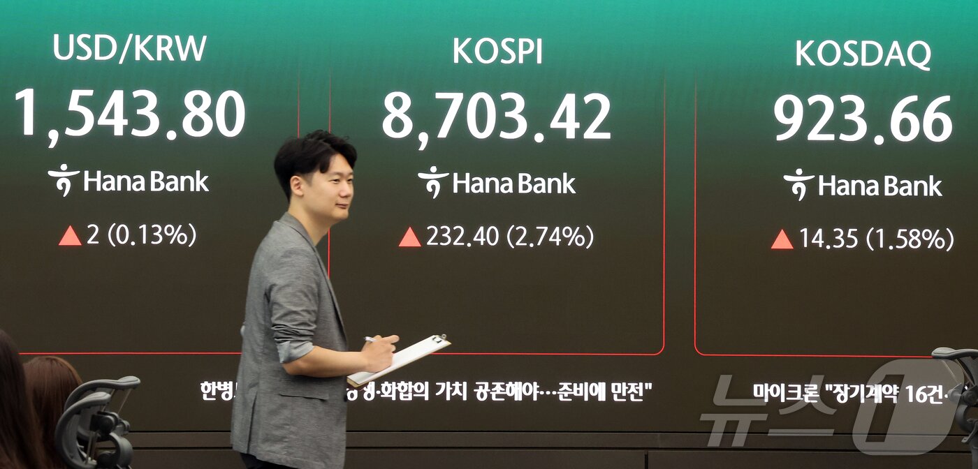 본문 이미지 - 25일 서울 중구 하나은행 본점 딜링룸 전광판에 개장 시황이 나오고 있다.  2026.6.25 ⓒ 뉴스1 김진환 기자