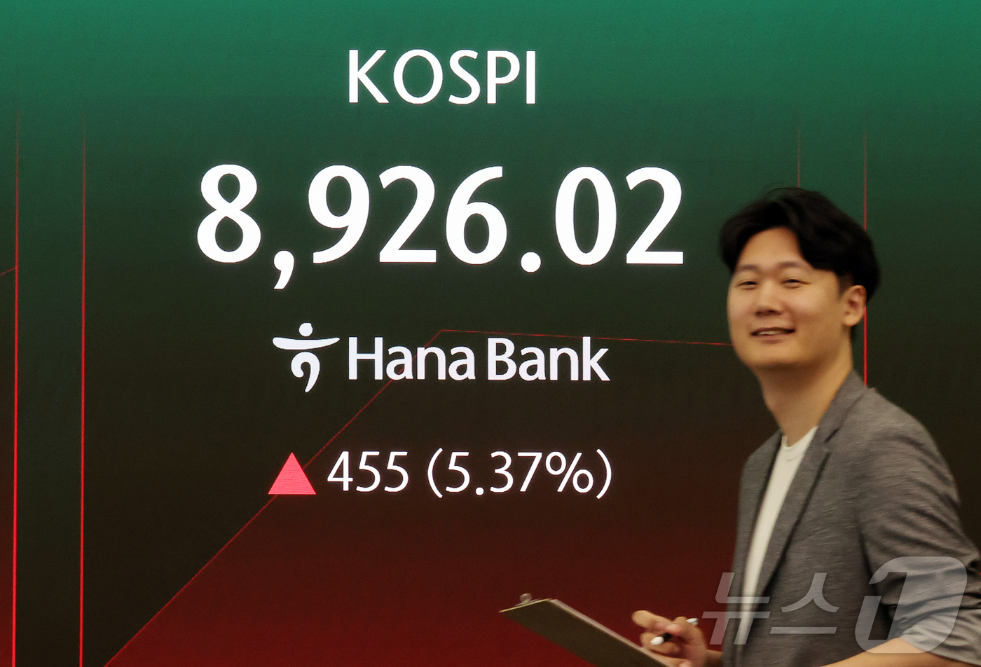 (서울=뉴스1) 김진환 기자 = 25일 서울 중구 하나은행 본점 딜링룸 전광판에 개장 시황이 나오고 있다.이날 코스피는 전일 대비 455포인트(p)(5.37%) 오른 8926.02 …