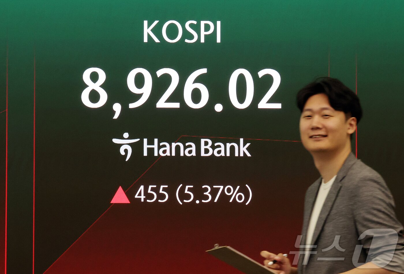 본문 이미지 - 25일 서울 중구 하나은행 본점 딜링룸 전광판에 개장 시황이 나오고 있다. 2026.6.25 ⓒ 뉴스1 김진환 기자