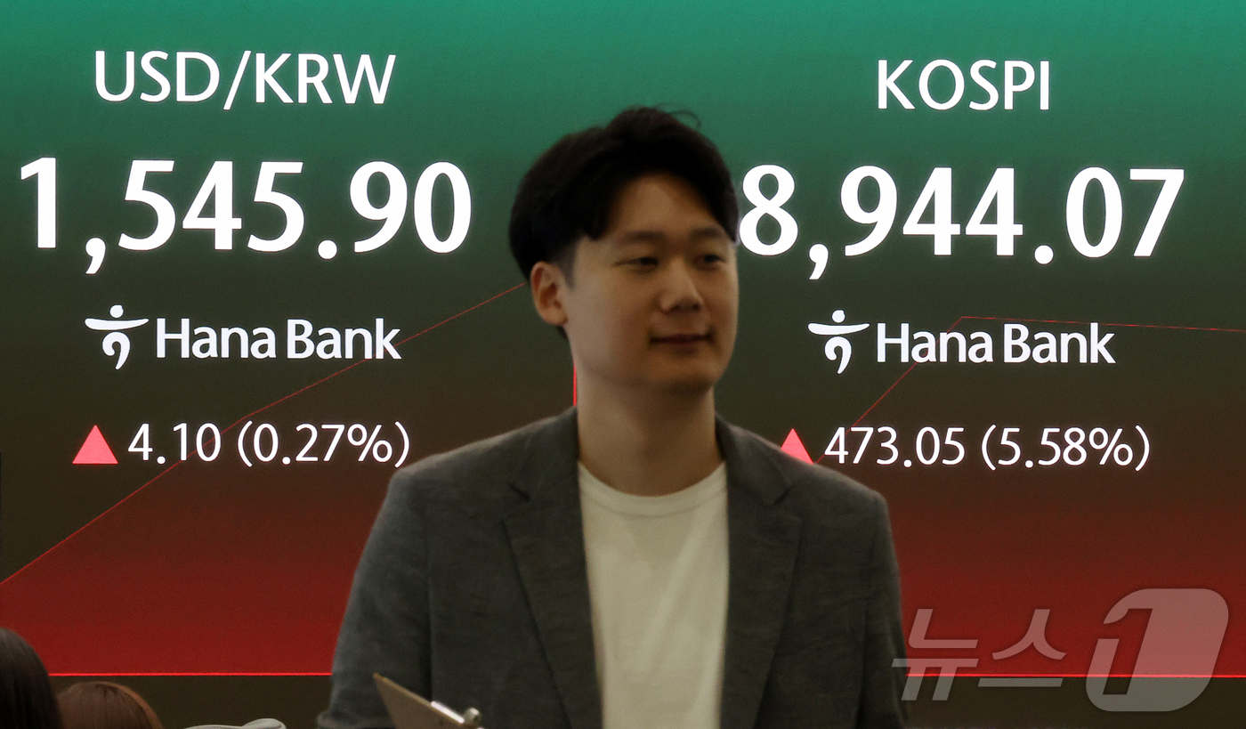 (서울=뉴스1) 김진환 기자 = 25일 서울 중구 하나은행 본점 딜링룸 전광판에 개장 시황이 나오고 있다.이날 코스피는 전일 대비 473.05포인트(p)(5.58%) 오른 8944 …
