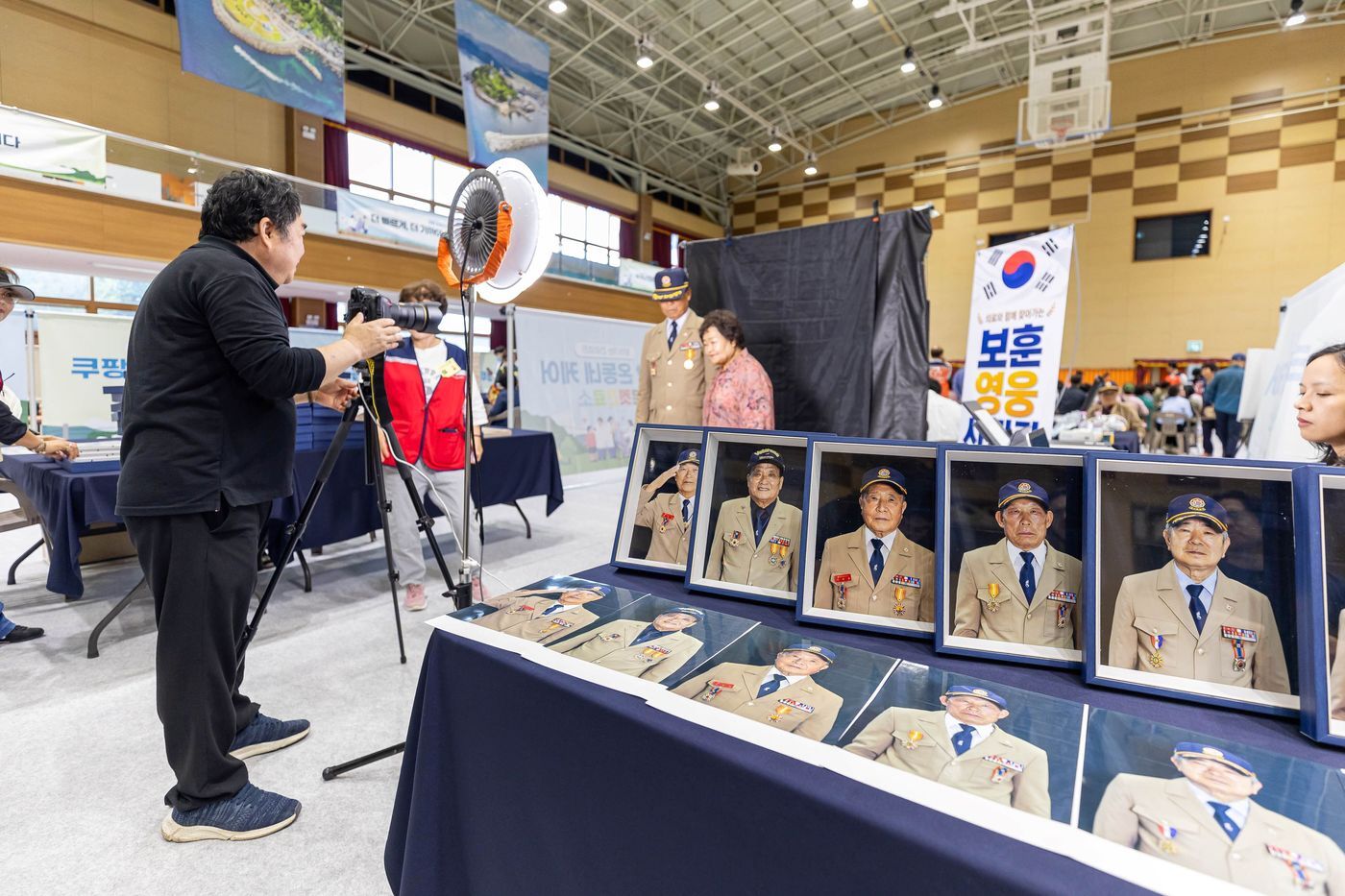 본문 이미지 - 국가유공자들이 보훈영웅 사진관에서 기념 촬영을 하고 있다.(쿠팡 제공)