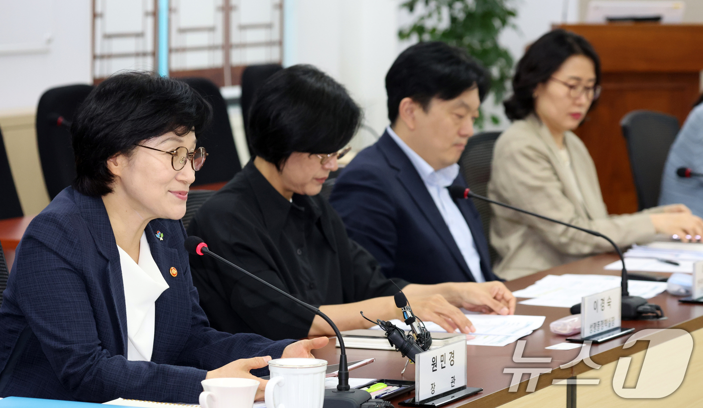 (서울=뉴스1) 김명섭 기자 = 원민경 성평등가족부 장관이 25일 서울 종로구 세종대로 정부서울청사에서 열린 양성평등 제1전문위원회 전체회의에서 모두 발언을 하고 있다. 이날 참석 …