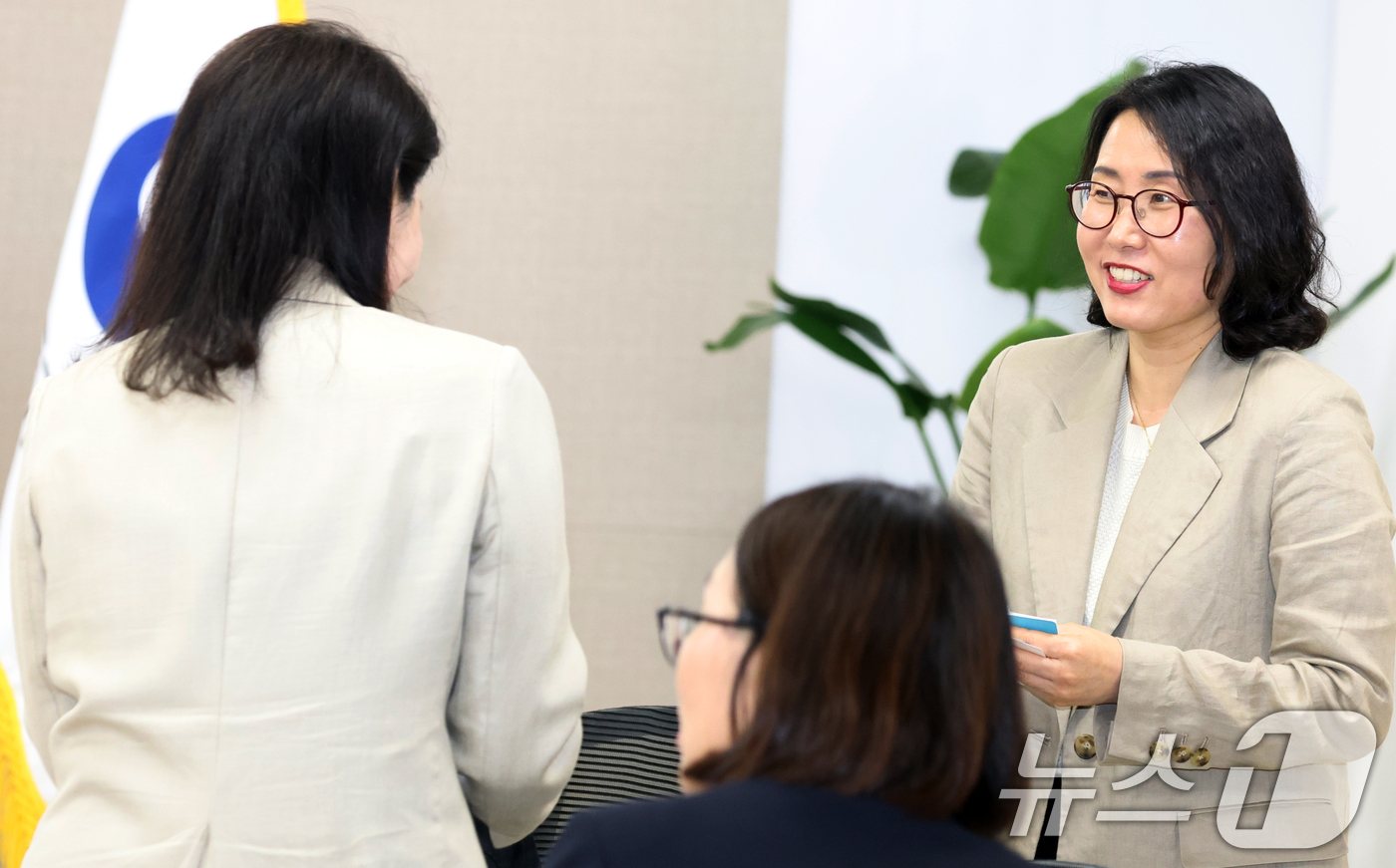 (서울=뉴스1) 김명섭 기자 = 조민경 성평등가족부 성평등정책관이 25일 서울 종로구 세종대로 정부서울청사에서 열린 양성평등 제1전문위원회 전체회의에서 참석자들과 대화를 하고 있다 …