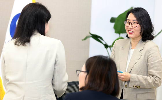 양성평등 제1전문위원회 전체회의 대화하는 조민경 성평등정책관