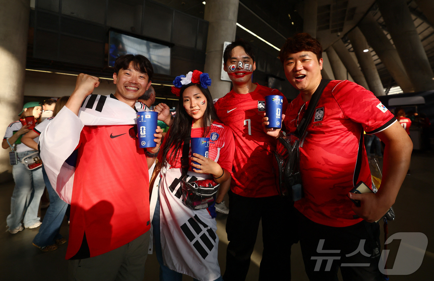 (몬테레이 로이터=뉴스1) 이상혁 수습기자 = 24일(현지시간) 한국과 남아공의 2026 FIFA 월드컵 A조 조별리그 경기를 관람하기 위해 경기장을 찾은 한국 팬들의 모습이다. …