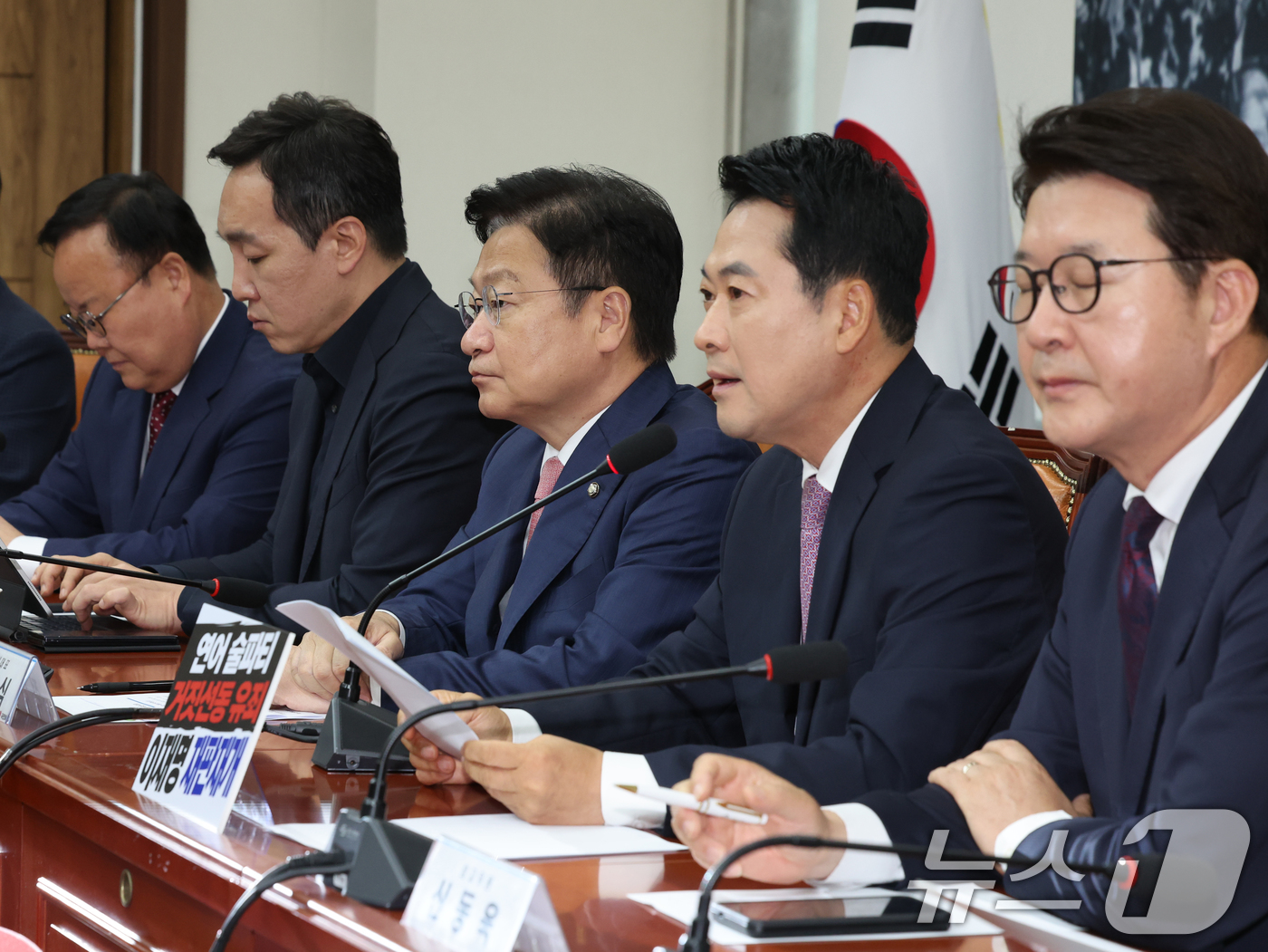 (서울=뉴스1) 황기선 기자 = 장동혁 국민의힘 대표가 25일 오전 서울 여의도 국회에서 열린 최고위원회의에서 모두발언을 하고 있다.  2026.6.25/뉴스1