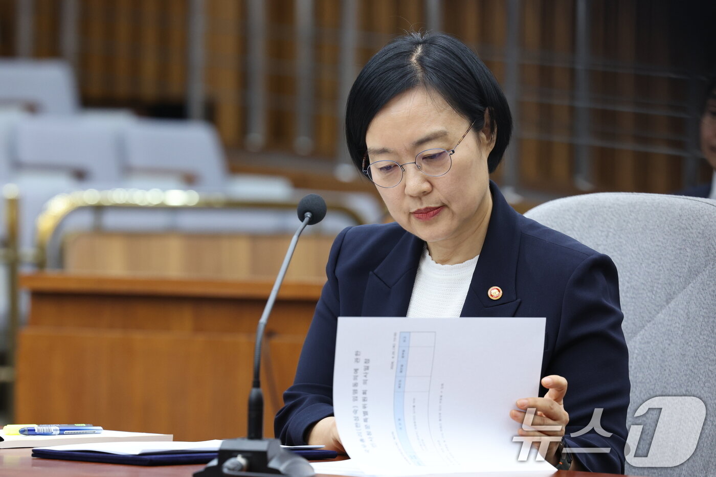본문 이미지 - 한성숙 국무총리 후보자가 25일 서울 여의도 국회에서 열린 인사청문회에 출석해 자료를 살펴보고 있다. 2026.6.25 ⓒ 뉴스1 신웅수 기자