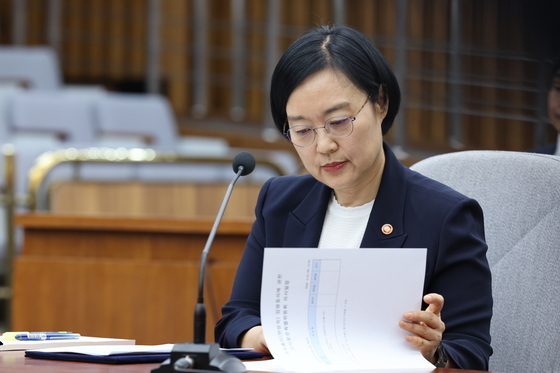 자료 살펴보는 한성숙 후보자