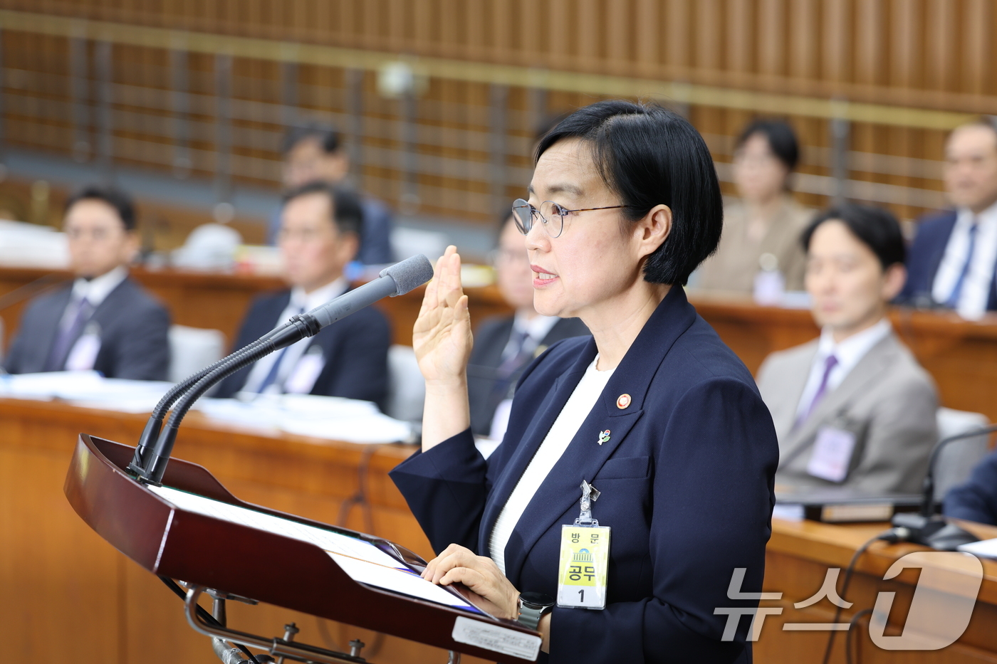 (서울=뉴스1) 신웅수 기자 = 한성숙 국무총리 후보자가 25일 서울 여의도 국회에서 열린 인사청문회에 출석해 선서하고 있다. 2026.6.25/뉴스1