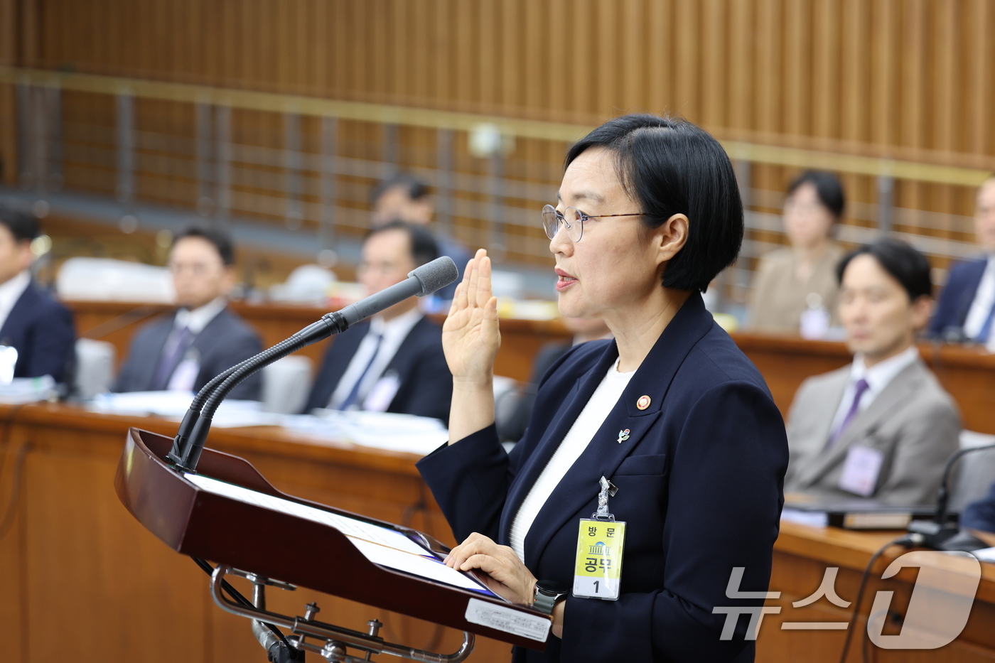 (서울=뉴스1) 신웅수 기자 = 한성숙 국무총리 후보자가 25일 서울 여의도 국회에서 열린 인사청문회에 출석해 선서하고 있다. 2026.6.25/뉴스1