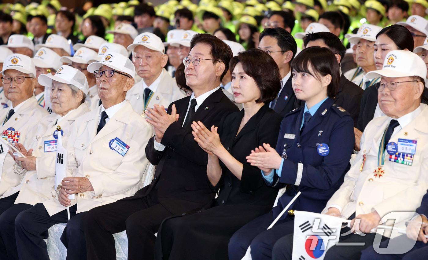 (수원=뉴스1) 이재명 기자 = 이재명 대통령과 김혜경 여사가 25일 경기 수원 영통구 수원컨벤션센터에서 열린 6·25 전쟁 제76주년 기념식에서 박수를 치고 있다. (청와대통신사 …