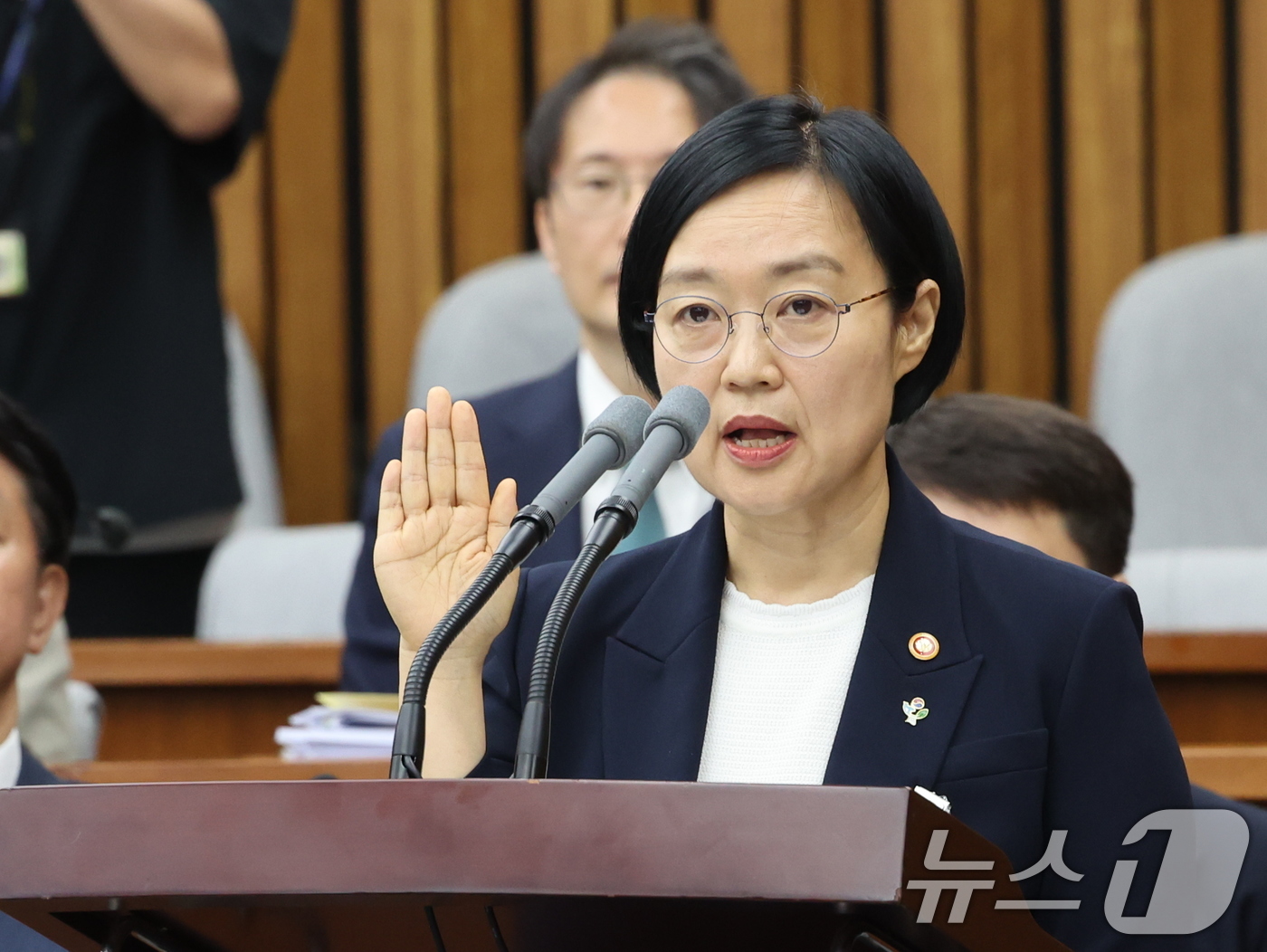 (서울=뉴스1) 황기선 기자 = 한성숙 국무총리 후보자가 25일 서울 여의도 국회에서 열린 인사청문회에 출석해 선서하고 있다. 2026.6.25/뉴스1