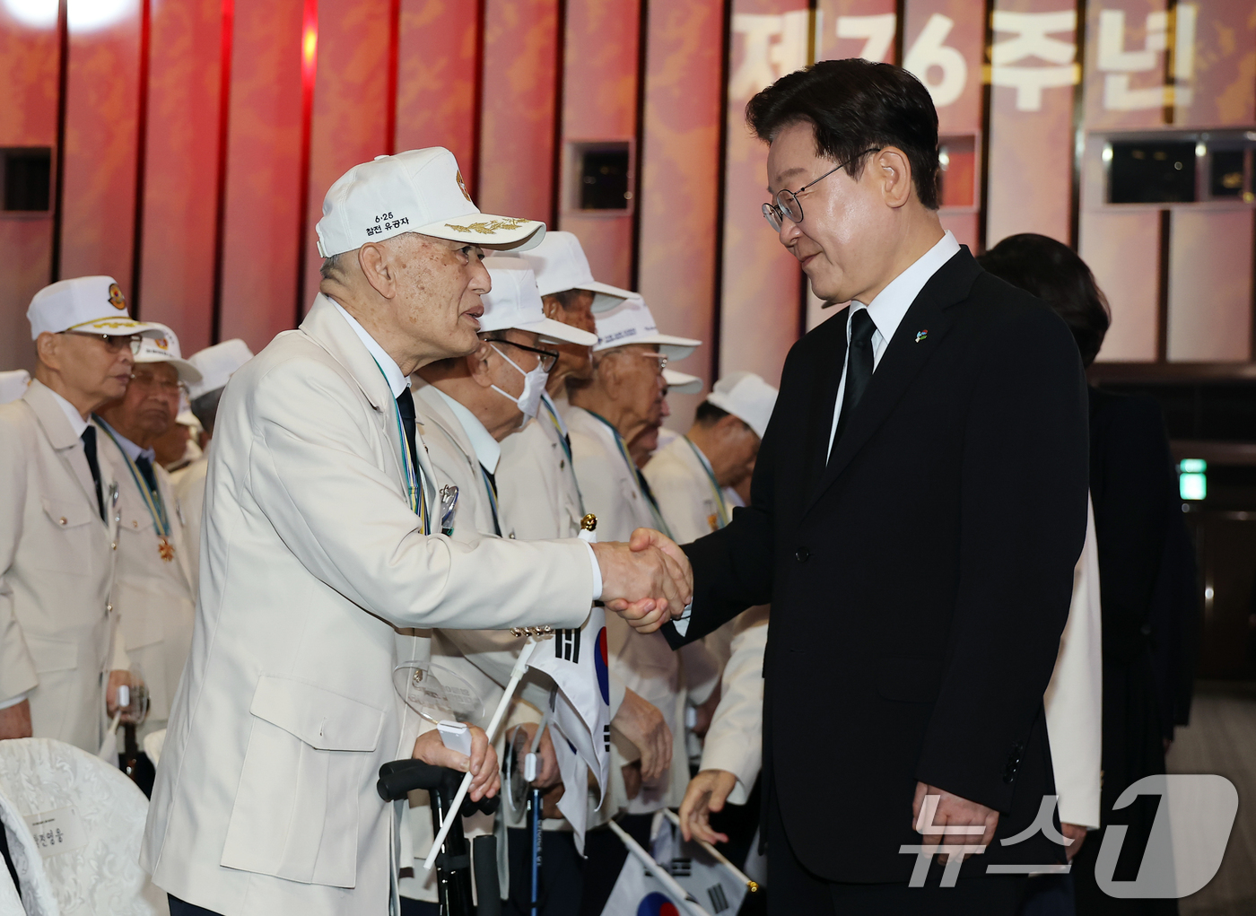 (수원=뉴스1) 허경 기자 = 이재명 대통령이 25일 경기 수원시 영통구 수원컨벤션센터에서 열린 6·25 전쟁 제76주년 기념식에서 참석자들과 인사하고 있다. (청와대통신사진기자단 …