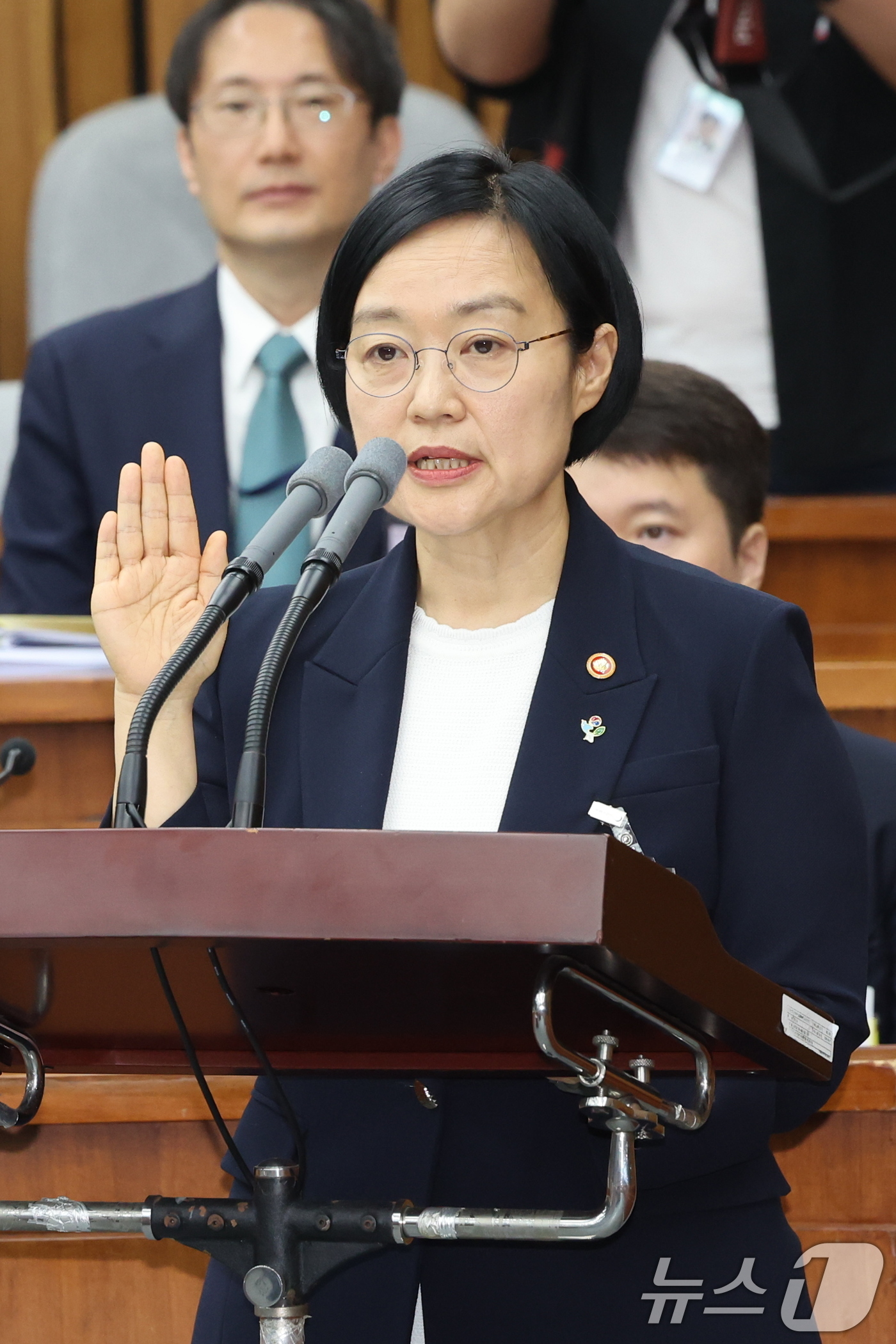 (서울=뉴스1) 황기선 기자 = 한성숙 국무총리 후보자가 25일 서울 여의도 국회에서 열린 인사청문회에 출석해 선서하고 있다. 2026.6.25/뉴스1