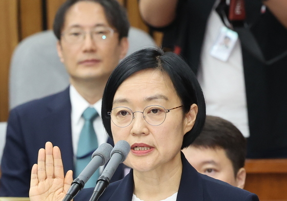 선서하는 한성숙 후보자