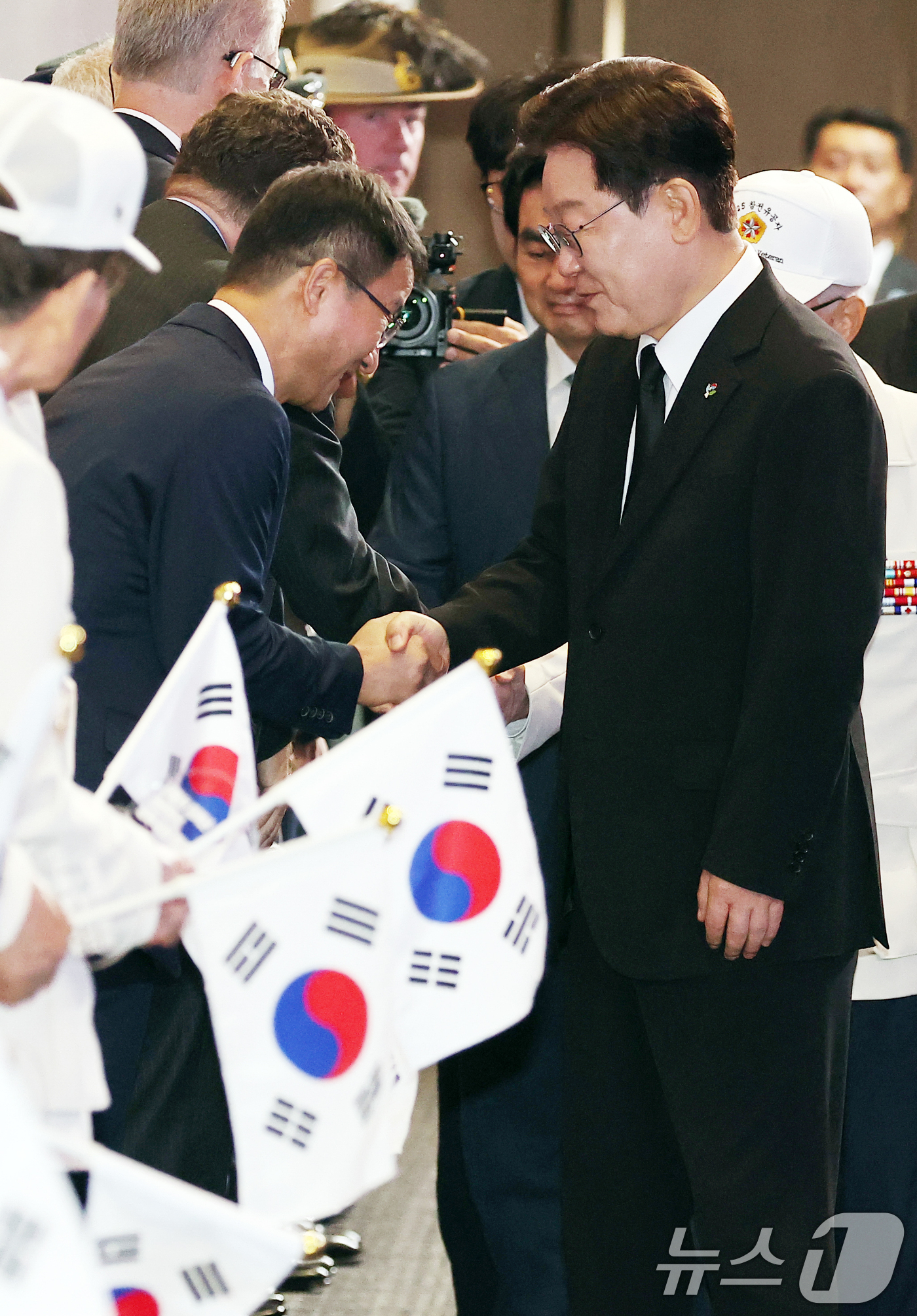 (수원=뉴스1) 허경 기자 = 이재명 대통령이 25일 경기 수원시 영통구 수원컨벤션센터에서 열린 6·25 전쟁 제76주년 기념식에서 한병도 더불어민주당 대표 직무대행과 인사하고 있 …