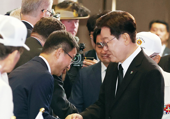 한병도 대표 대행과 인사하는 이재명 대통령
