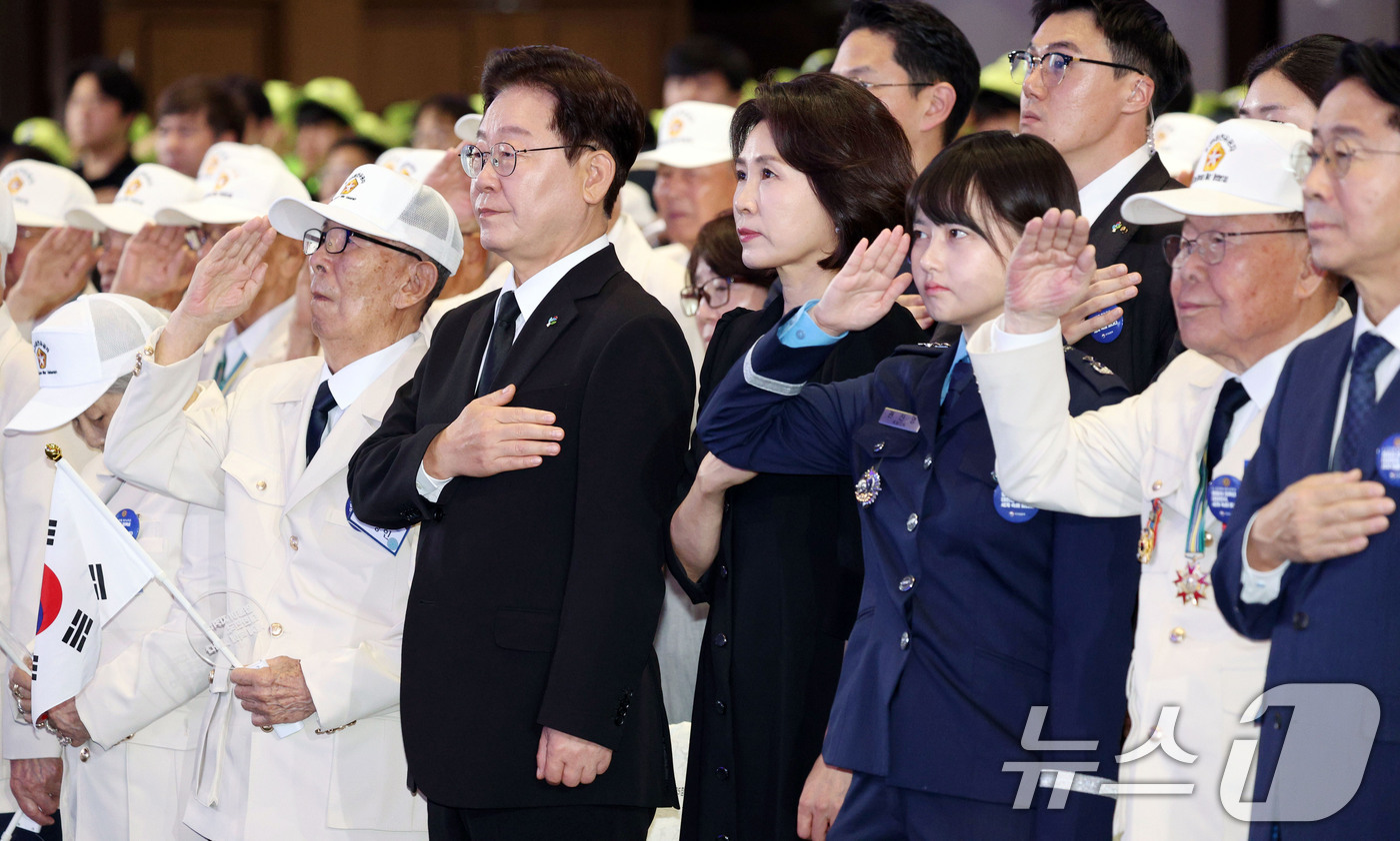 (수원=뉴스1) 이재명 기자 = 이재명 대통령과 김혜경 여사가 25일 경기 수원 영통구 수원컨벤션센터에서 열린 6·25 전쟁 제76주년 기념식에서 국민의례를 하고 있다. (청와대통 …