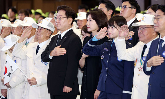 국민의례 하는 이재명 대통령·김혜경 여사