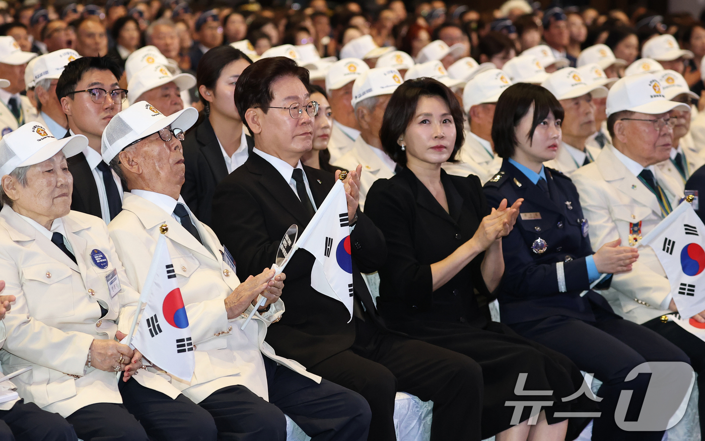(수원=뉴스1) 허경 기자 = 이재명 대통령과 김혜경 여사가 25일 경기 수원시 영통구 수원컨벤션센터에서 열린 6·25 전쟁 제76주년 기념식에서 참전국 국기 입장에 빅수를 치고 …