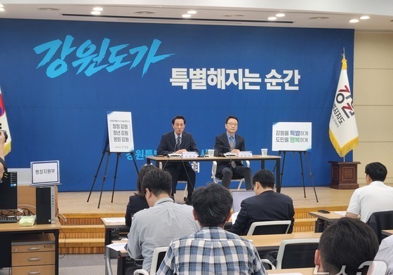 우상호 강원도정, 경제부지사 신원철·비서실장 김현수 임명