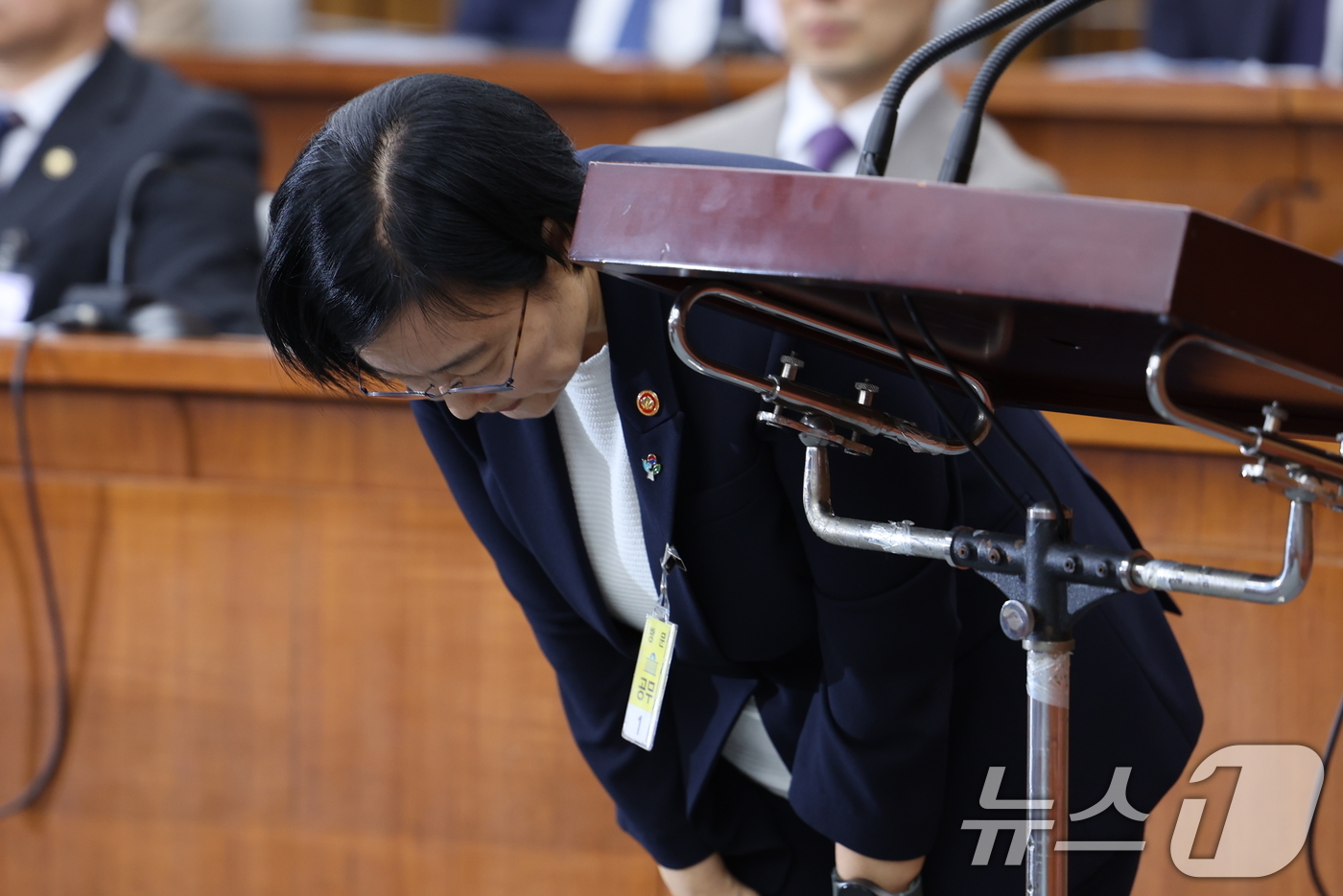 (서울=뉴스1) 신웅수 기자 = 한성숙 국무총리 후보자가 25일 서울 여의도 국회에서 열린 인사청문회에 출석해 선서 전 인사를 하고 있다. 2026.6.25/뉴스1