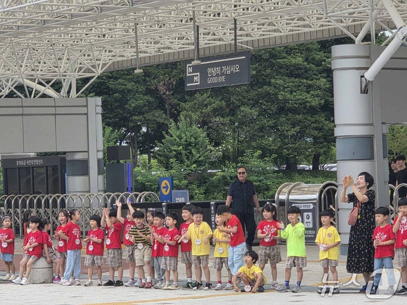 본문 이미지 - "대한민국"을 외치며 한국 대표팀을 응원하는 어린이들 ⓒ 뉴스1 김종서 기자