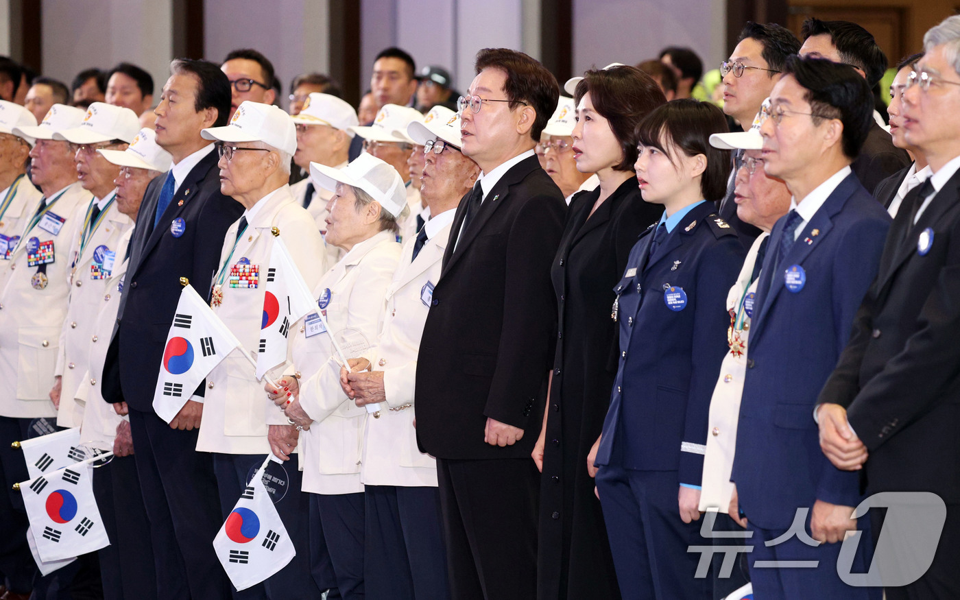 (수원=뉴스1) 이재명 기자 = 이재명 대통령과 김혜경 여사가 25일 경기 수원 영통구 수원컨벤션센터에서 열린 6·25 전쟁 제76주년 기념식에서 애국가를 제창하고 있다. (청와대 …