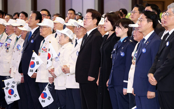 애국가 제창하는 이재명 대통령·김혜경 여사