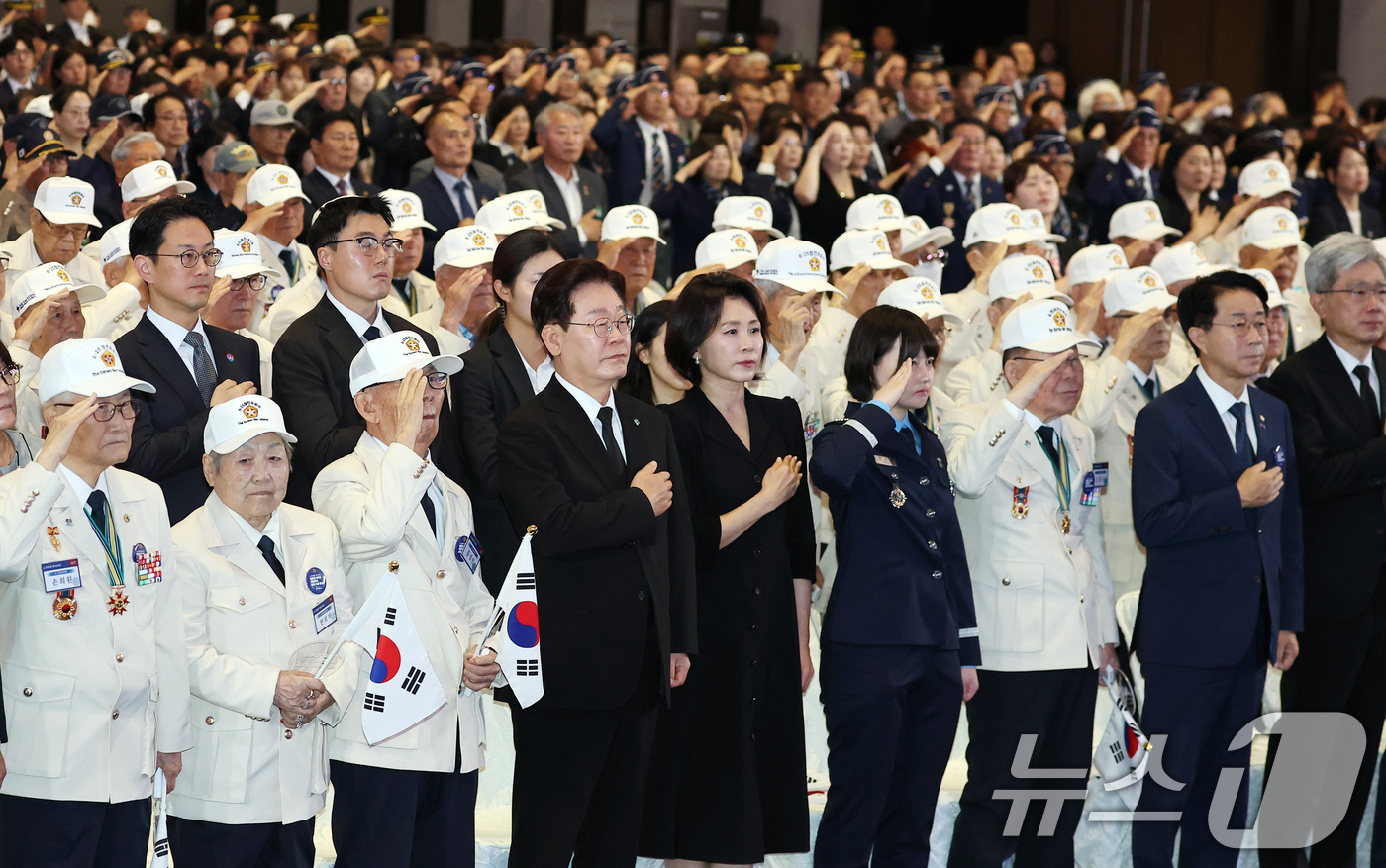 (수원=뉴스1) 허경 기자 = 이재명 대통령과 김혜경 여사가 25일 경기 수원시 영통구 수원컨벤션센터에서 열린 6·25 전쟁 제76주년 기념식에서 국민의례를 하고 있다. (청와대통 …