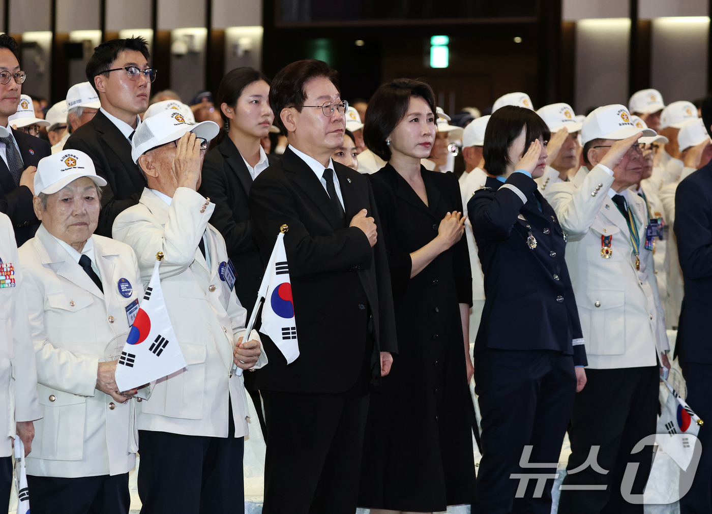 (수원=뉴스1) 허경 기자 = 이재명 대통령과 김혜경 여사가 25일 경기 수원시 영통구 수원컨벤션센터에서 열린 6·25 전쟁 제76주년 기념식에서 국민의례를 하고 있다. (청와대통 …