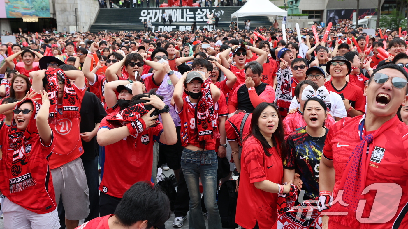 (서울=뉴스1) 오대일 기자 = 축구 국가대표팀 공식 서포터즈 붉은악마와 시민들이 25일 서울 종로구 광화문광장에서 열린 2026 국제축구연맹(FIFA) 북중미월드컵 A조 조별리그 …