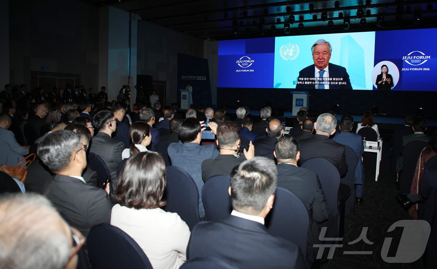 (서귀포=뉴스1) 오미란 기자 = 안토니오 구테레쉬(Antonio Guterres) 유엔 사무총장이 25일 제주 서귀포시 표선면 해비치 호텔&리조트 제주에서 열린 '제21회 평화와 …