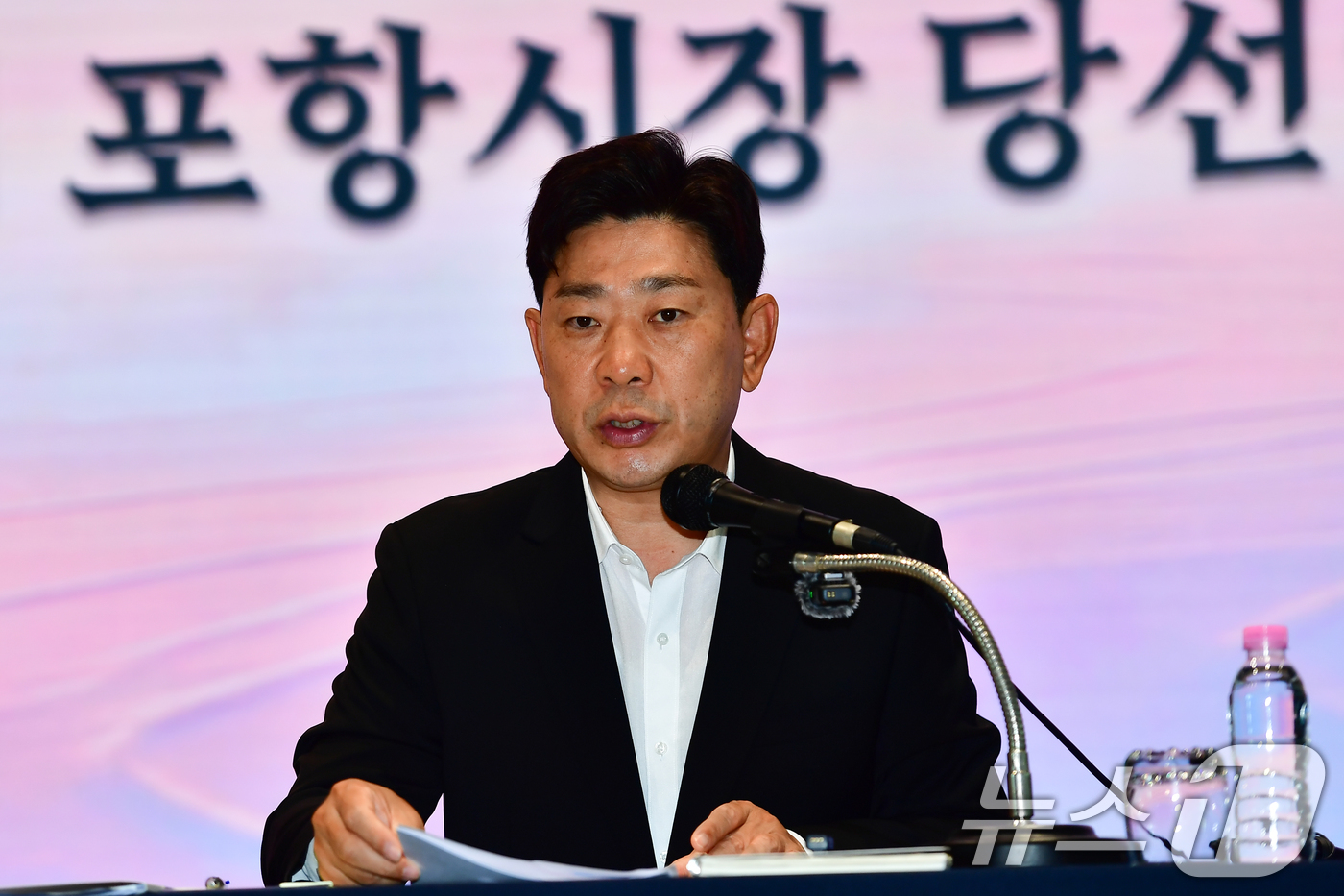 (포항=뉴스1) 최창호 기자 = 박용선 경북 포항시장 당선인이 25일 포항첨단해양R&D 센터에서 열린 기자회견에서 시정 운영 방향에 대해 설명하고 있다.박 당선인은 "인수위가 재정 …