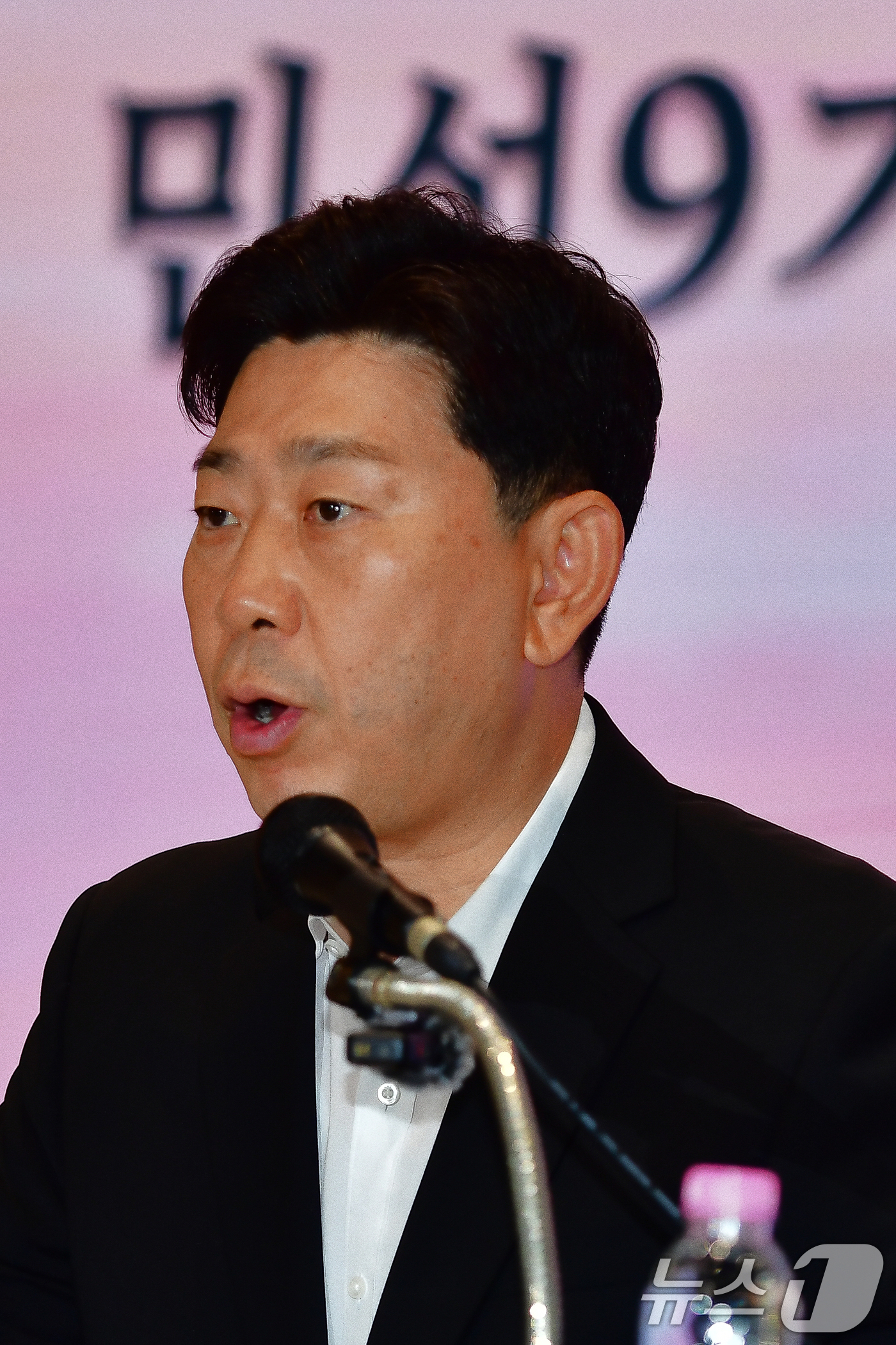 (포항=뉴스1) 최창호 기자 = 박용선 경북 포항시장 당선인이 25일 포항첨단해양R&D 센터에서 열린 기자회견에서 시정 운영 방향에 대해 설명하고 있다.박 당선인은 "인수위가 재정 …