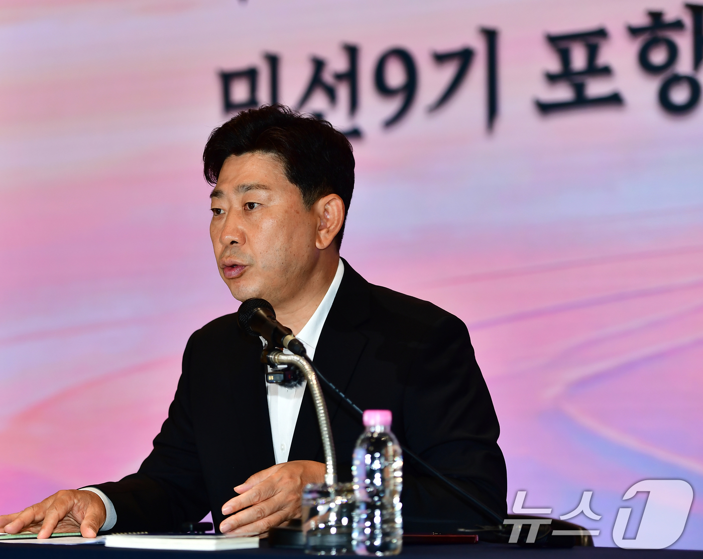 (포항=뉴스1) 최창호 기자 = 박용선 경북 포항시장 당선인이 25일 포항첨단해양R&D 센터에서 열린 기자회견에서 시정 운영 방향에 대해 설명하고 있다.박 당선인은 "인수위가 재정 …