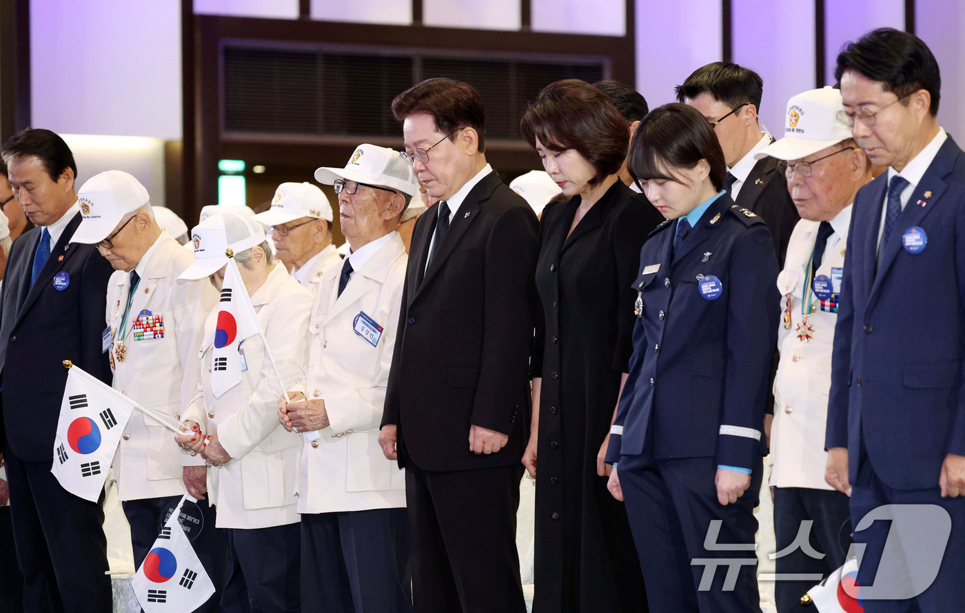 (수원=뉴스1) 이재명 기자 = 이재명 대통령과 김혜경 여사가 25일 경기 수원 영통구 수원컨벤션센터에서 열린 6·25 전쟁 제76주년 기념식에서 묵념을 하고 있다. (청와대통신사 …