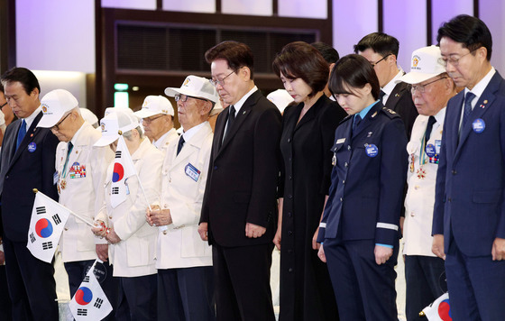 묵념하는 이재명 대통령·김혜경 여사