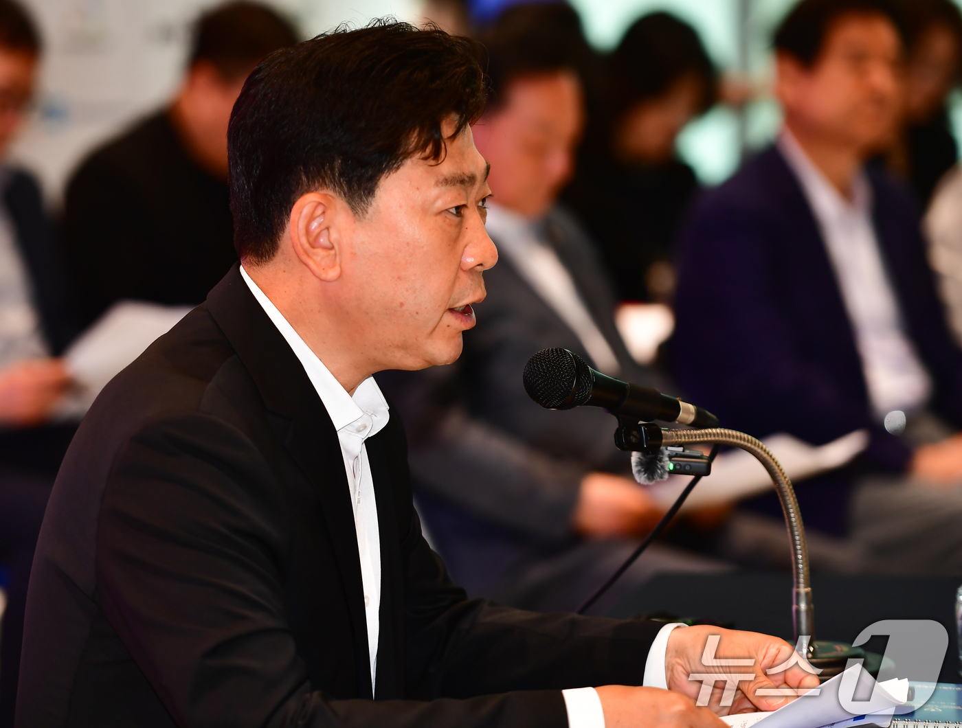 (포항=뉴스1) 최창호 기자 = 박용선 경북 포항시장 당선인이 25일 포항첨단해양R&D 센터에서 열린 기자회견에서 시정 운영 방향에 대해 설명하고 있다.박 당선인은 "인수위가 재정 …