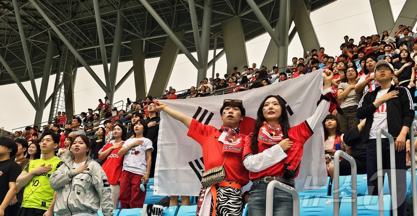 (대구=뉴스1) 남승렬 기자 = 25일 대구 북구 고성동 대구iM뱅크파크에서 시민과 축구팬들이 '2026 FIFA(국제축구연맹) 북중미 월드컵' 본선 조별리그 3차전 대한민국과 남 …