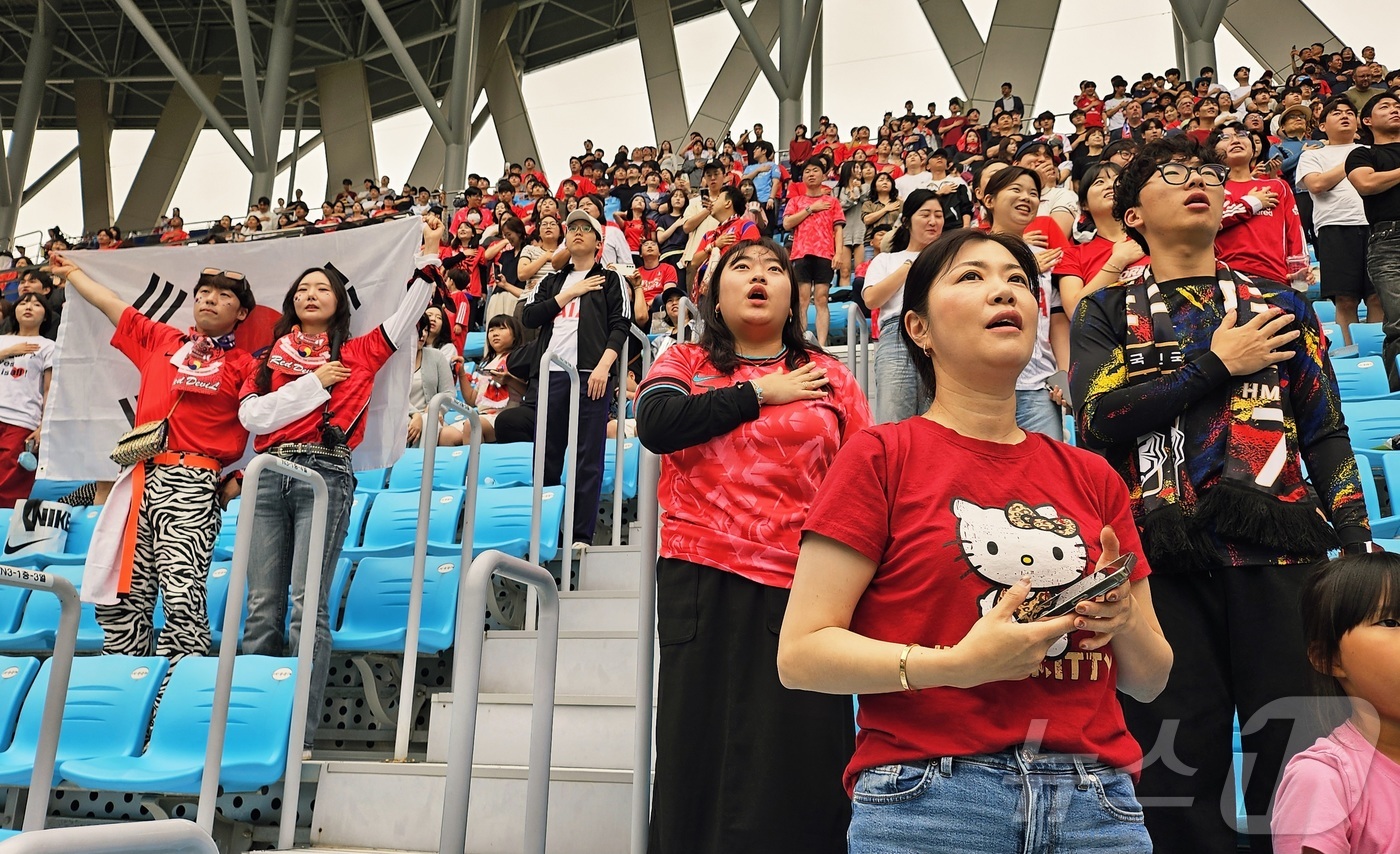 (대구=뉴스1) 남승렬 기자 = 25일 대구 북구 고성동 대구iM뱅크파크에서 시민과 축구팬들이 '2026 FIFA(국제축구연맹) 북중미 월드컵' 본선 조별리그 3차전 대한민국과 남 …