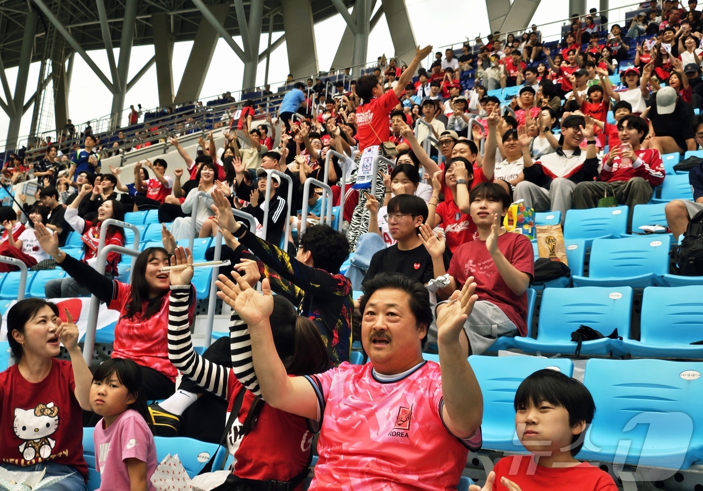 (대구=뉴스1) 남승렬 기자 = 25일 대구 북구 고성동 대구iM뱅크파크에서 시민과 축구팬들이 '2026 FIFA(국제축구연맹) 북중미 월드컵' 본선 조별리그 3차전 대한민국과 남 …