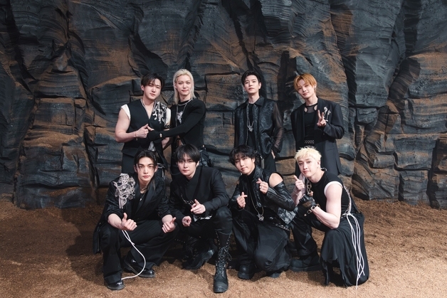 스트레이 키즈, '런 잇' 글로벌 차트 1위 석권…MV 컷 추가 공개