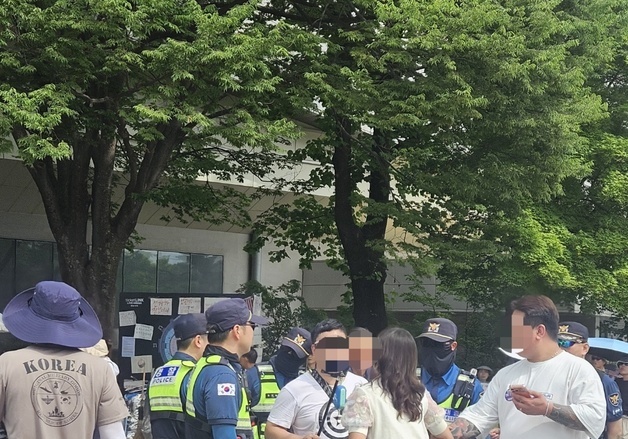 '경찰에 침 뱉고 욕설' 개표소 시위 40대 여성 구속영장