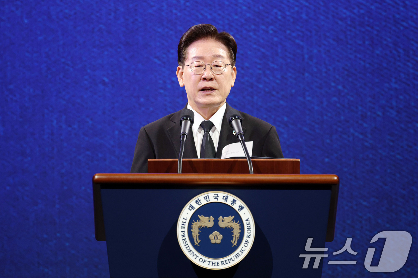 (수원=뉴스1) 이재명 기자 = 이재명 대통령이 25일 경기 수원 영통구 수원컨벤션센터에서 열린 6·25 전쟁 제76주년 기념식에서 기념사를 하고 있다. (청와대통신사진기자단) 2 …