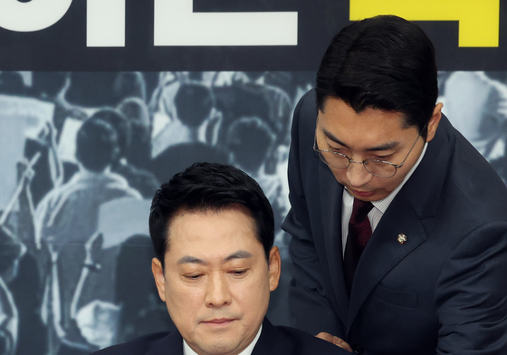 비서실장과 대화 나누는 장동혁 대표